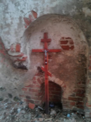 Das einzig Neue: fast überall sind die Kirchenruinen durch einfache Andreaskreuze von der Orthodoxen Kirche symbolisch in Besitz genommen worden