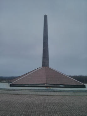 Das Zentraldenkmal des Friedhofs