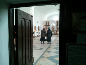 Betende Frauen in der Kirche, die jetzt natrlich orthodox ist