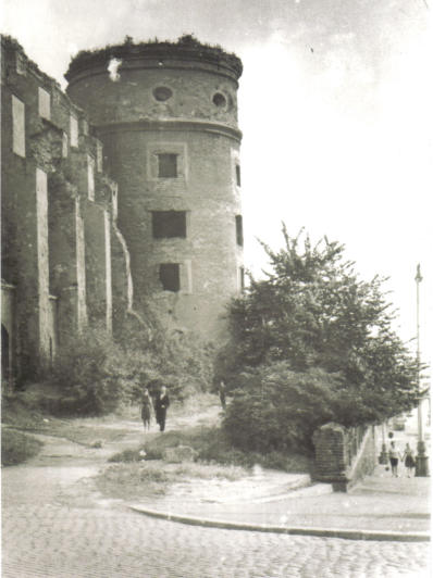 An der Mauer der Schlossruine 1964